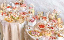 ヒルトン福岡シーホーク「Strawberry Heaven～いちごに恋した天使の耽美～」。天使や羽がモチーフのいちごスイーツ約20種が登場