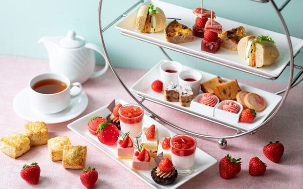 小田急ホテルセンチュリーサザンタワーのストロベリーアフタヌーンティー。いちごのフォルムが愛らしい「苺のマカロン」など