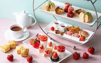 小田急ホテルセンチュリーサザンタワーのストロベリーアフタヌーンティー。いちごのフォルムが愛らしい「苺のマカロン」など
