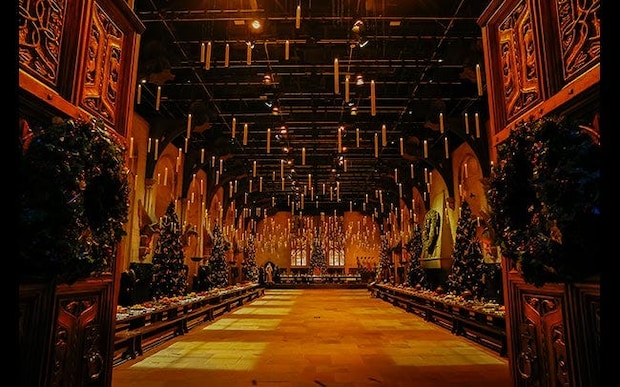 400本ものキャンドルがホグワーツ大広間の天井に浮かび上がる！クリスマス期間限定「ホグワーツ・イン・ザ・スノー」
