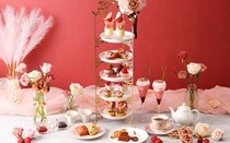 ホテル インターコンチネンタル 東京ベイ「ストロベリー＆ショコラアフタヌーンティー」。グランドピアノ型のいちごムースも