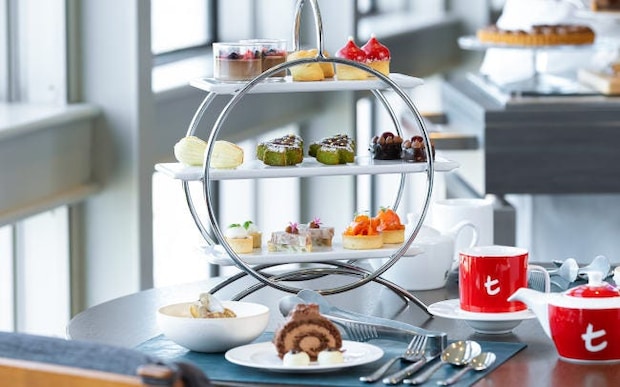 ヒルトン福岡シーホーク「天空のアフタヌーンティー～Holiday Treats～」。クリスマスをイメージしたスイーツにデザートワゴンも