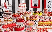 ヒルトン東京「ストロベリーモノクロ・ガールズパーティー」スイーツビュッフェ。20種類以上もの華やかないちごスイーツがずらり