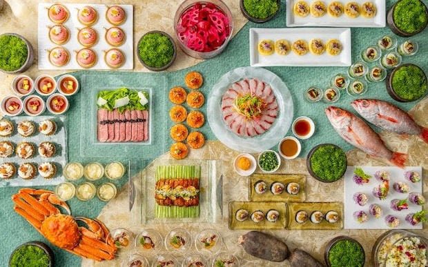 コンラッド東京「シェフズ・トリート・北陸ランチビュッフェ」。ズワイガニ食べ放題や鰤のしゃぶしゃぶ、旬のいちごスイーツも