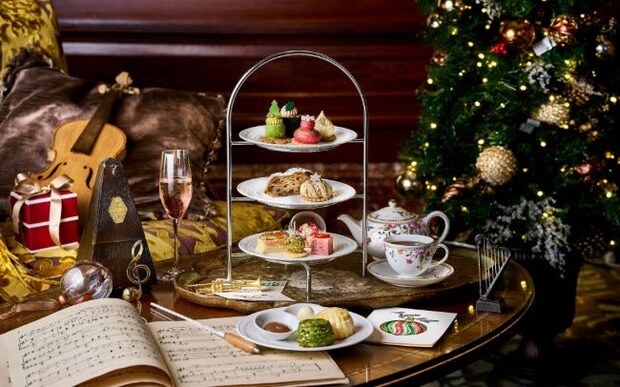 ザ・リッツ・カールトン大阪のクリスマスアフタヌーンティー。贅沢なチョコスイーツや、抹茶ホワイトチョコレートスコーンなど