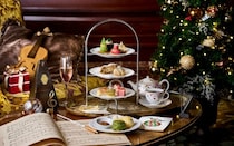 ザ・リッツ・カールトン大阪のクリスマスアフタヌーンティー。贅沢なチョコスイーツや、抹茶ホワイトチョコレートスコーンなど