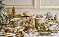 ザ・リッツ・カールトン大阪のアフタヌーンビュッフェ。クリスマスらしいプチガトーやホールケーキ、ローストチキンなど