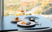 ザ・ペニンシュラ東京の新生「Peter」でかなえる、究極の記念日ランチ。パノラマビューと贅沢なモダンフレンチが祝福する