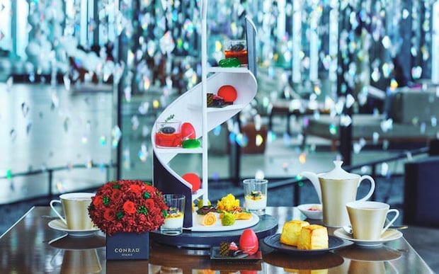 コンラッド大阪とニコライ バーグマンがコラボしたアフタヌーンティー。美しいスイーツの数々に、フレッシュいちご食べ比べも