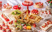 ヒルトン東京「ミートアフタヌーンティーwithストロベリースイーツビュッフェ」。お肉が主役のセイボリーと10種のいちごスイーツ