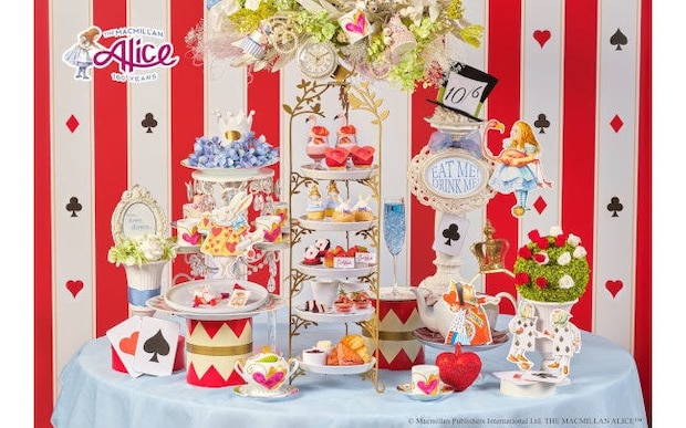 青山セントグレース大聖堂「アリスのストロベリーアフタヌーンティー」。三月ウサギのシュークリームや帽子屋のショコラケークも