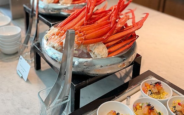 カニ食べ放題に、美麗クリスマスケーキで贅沢気分。コンラッド東京の冬ビュッフェは、選べるメインにローストビーフも好きなだけ