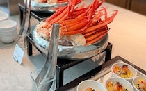 カニ食べ放題に、美麗クリスマスケーキで贅沢気分。コンラッド東京の冬ビュッフェは、選べるメインにローストビーフも好きなだけ