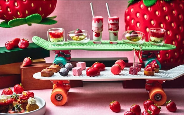 ホテルインディゴ東京渋谷のストロベリーアフタヌーンティー。タルトやマカロンなど、パティシエが手掛ける10種のスイーツを堪能