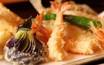 年末年始のご褒美ランチは、おひとりさまの特等席“カウンター”へ。職人技が光る鮨やライブ感満点の鉄板焼き、サクサク天ぷらも