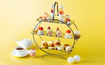 ハイアット リージェンシー 横浜「ホワイトストロベリー・アフタヌーンティー」。フランス伝統の「苺のガトー“フレジェ”」など