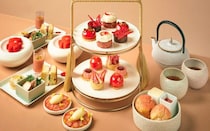 ヒルトン京都のストロベリーアフタヌーンティー。京都府八幡市の農場から届く、ルビー色に輝く完熟いちごを使ったスイーツの数々
