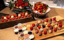 アロフト東京銀座のいちごビュッフェはフレッシュいちごが食べ放題！7種類のソースとトッピングで“味変”を楽しんで