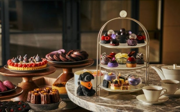 フェアモント東京の「ゴシックハロウィン アフタヌーンティー」。紫、深紅、漆黒カラーの幻想的なスイーツ&セイボリーが登場