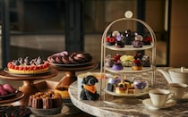 フェアモント東京の「ゴシックハロウィン アフタヌーンティー」。紫、深紅、漆黒カラーの幻想的なスイーツ＆セイボリーが登場