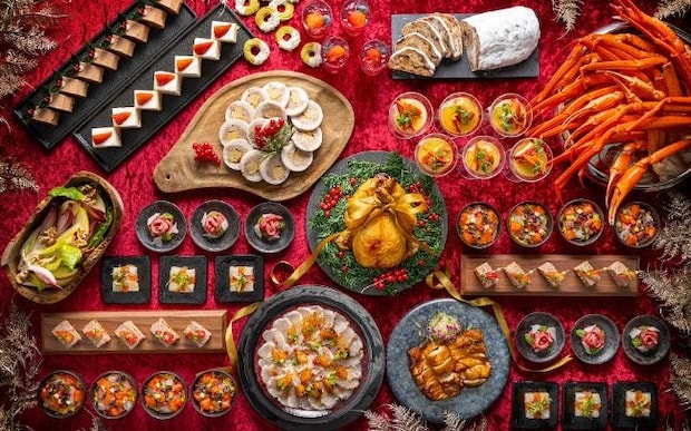 コンラッド東京の「シェフズ・トリート・フェスティブ・ランチビュッフェ」。七面鳥など、冬の訪れを祝う豪華メニュ－がずらり