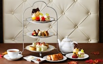 ホテルニューグランド「秋のアフタヌーンティー」。もみじや金木犀をイメージしたスイーツ、秋食材を取り入れたセイボリーなど