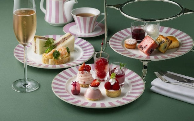 東京ステーションホテルの「開業110周年記念PINKアフタヌーンティー」。モーヴピンクで彩る、上品なスイーツ&セイボリーの数々