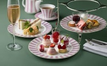 東京ステーションホテルの「開業110周年記念PINKアフタヌーンティー」。モーヴピンクで彩る、上品なスイーツ＆セイボリーの数々