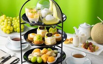 東京ドームホテルの「シャインマスカット＆メロンアフタヌーンティー」。冷製デザートスープ、ショートケーキ、マカロンなど