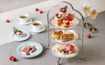 横浜ホテルの絶景ラウンジでいただくいちごアフタヌーンティー。土日祝限定の特別な1皿も！