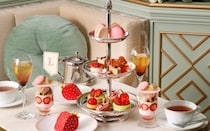 「ラデュレ 日比谷店」からいちごのアフタヌーンティーが登場！目にもかわいい春色スイーツとリッチなセイボリーにうっとり