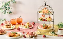 voco大阪セントラルの「ノスタルジックいちごアフタヌーンティー」。ロンドンの薫り漂うレトロおしゃれなスイーツがいっぱい