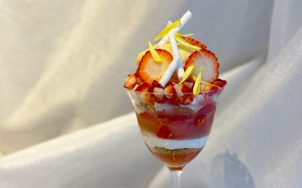 表参道「EMME」いちごパフェ。白あん入りのいちご大福にインスパイアされた、新感覚デザートを堪能して