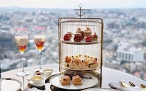 ウェスティンホテル横浜の「いちご×リンツチョコレート アフタヌーンティー」を体験。最上階ラウンジで大人かわいいスイーツを