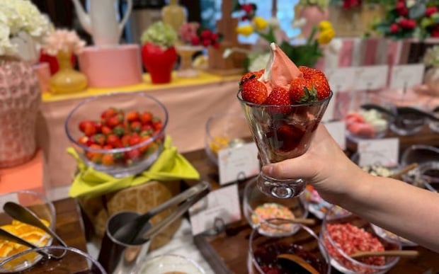 京王プラザホテルのいちごスイーツビュッフェに圧倒される！カスタマイズできるパフェに、熱々のできたてスイーツ、モンブランも