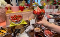 京王プラザホテルのいちごスイーツビュッフェに圧倒される！カスタマイズできるパフェに、熱々のできたてスイーツ、モンブランも