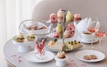 フォーシーズンズホテル丸の内 東京の「桜 アフタヌーンティー」。桜ロールケーキや桜マカロンなど春色スイーツが満載！