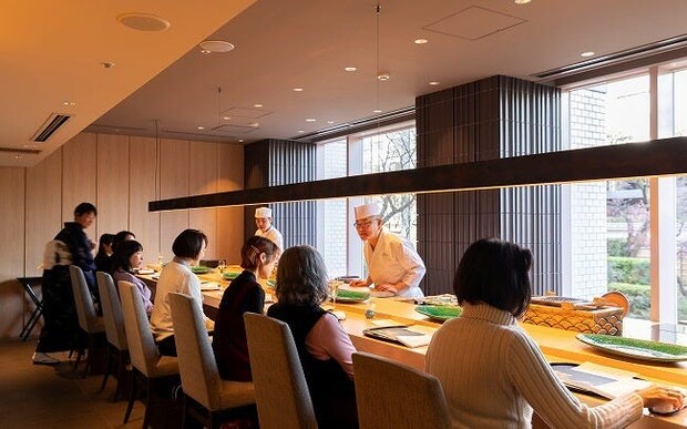 「鮨 銀座おのでら」の職人が握る鮨を「なだ万」最上級空間のカウンター席で堪能！おひとりさま限定ランチを、編集部がレポート