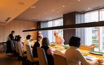 「鮨 銀座おのでら」の職人が握る鮨を「なだ万」最上級空間のカウンター席で堪能！おひとりさま限定ランチを、編集部がレポート