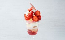 横浜ハンマーヘッドにある「水信ブルック&ファクトリー」のいちごパフェ。もぎたていちごのジューシーな味わいが魅力