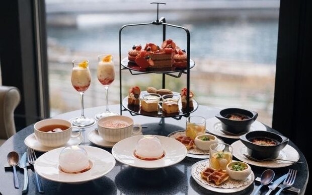 ヒルトン横浜「苺のアフタヌーンティー」を体験。繊細ないちごスイーツや熱々のセイボリー、パフェの演出も