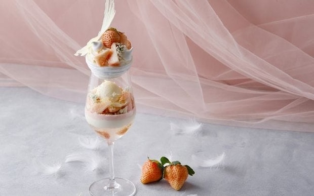 ホテル インターコンチネンタル 東京ベイの「白いちごのホワイトパフェ」。芸術品のように美しい純白の一皿を堪能して