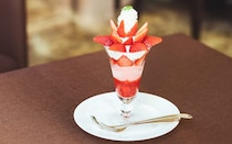 日本橋「千疋屋総本店 フルーツパーラー」の、希少ないちごを使ったパフェ！ここでしか食べられない、老舗の名作いちごパフェ