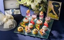 コンラッド東京とロンジンがコラボした「桜ストロベリーアフタヌーンティー with ロンジン」。時計モチーフやいちごのスイーツも