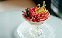 パレスホテル東京の「3種の苺パフェ」で旬のいちごを食べ比べ！いちごの波間に浮かぶスワンも愛らしいパフェ