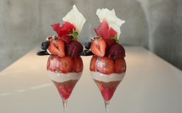 INITIAL Omotesandoのシメパフェ「いちごと3種のチョコレート」は、厳選したいちごや自家製の多彩なチョコレートパーツが魅力