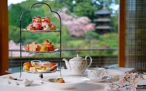 ホテル椿山荘東京の「桜×ストロベリーアフタヌーンティー」。コース仕立てのアフヌンは庭園に咲く桜を眺めながら楽しむことも！