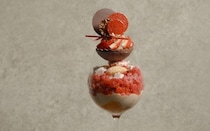 アマン東京の「ストロベリー パルフェ」。芸術的なビジュアルのいちごパフェは、さまざまな味わいが重なる大人のための1品