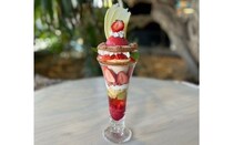 NEW LIGHTの「苺パリブレストパフェ」。伝統菓子といちごが織りなす春の味わいを召し上がれ