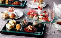 大阪マリオット都ホテルの「桜といちごのアフタヌーンティー」。絶景を眺めながら春限定のいちご×桜色スイーツを